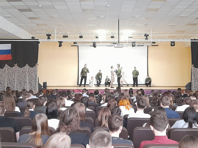 «Душа солдата»: Канский библиотечный колледж подарил школьникам пронзительный спектакль о войне.